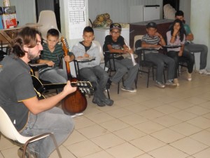 Robson canta aos estudantes e familares durante aula inaugural.