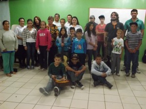 Estudantes da Oficina de violão e familares. 