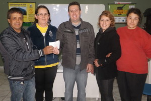 Juliano Cesar Costa, da auto Escola Fray e Fray Bella Modas fazendo a entrega da doação a integrantes da Apafec
