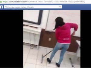 estudantes limpam sala antes da aula