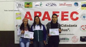 Estudantes recebem certificados de cursos de informática oferecidos pela Apafec1
