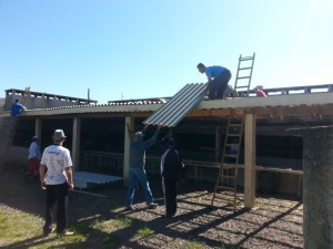 Mutirão de reconstrução do telhado da churrasqueira2